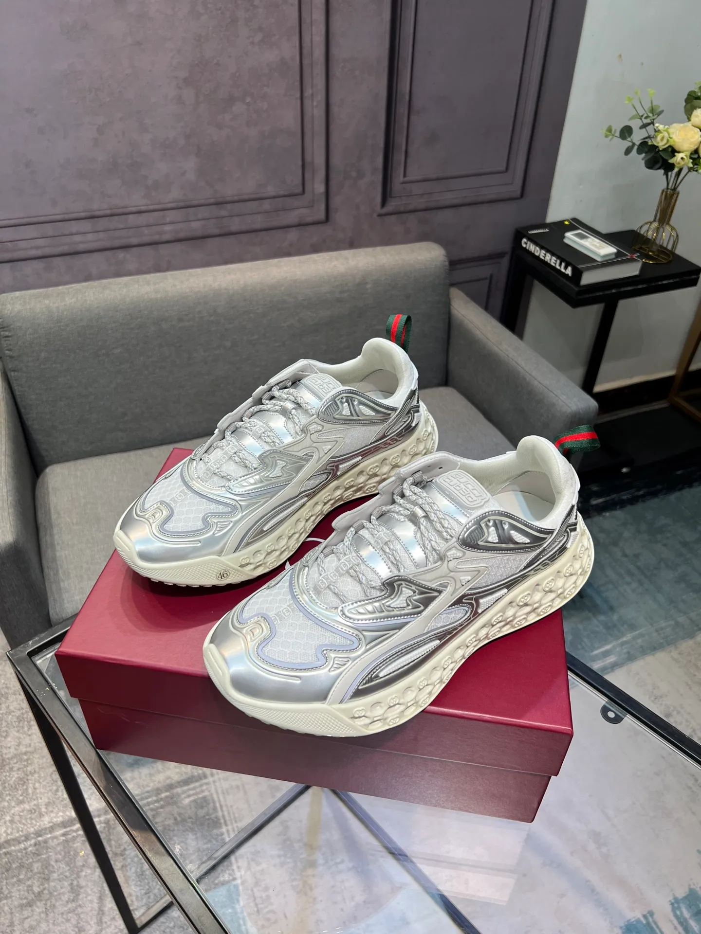Men's Men's Shoes 💰900 Gucci Gucci 2.0 Sports Shoes Couple's Style Retro Casual Shoes Running Shoes Original Purchase, Development, Production Gucci 2.0 Sports Shoes reinterpret the brand's iconic striped webbing elements. This sneaker reinterprets the iconic details, using thick EVA soles with a smart silhouette, bringing a stable and comfortable wearing experience. Exquisite packaging at the delivery counter. Fabric: original imported cowhide + technical fabrics. Lining: original imported breathable mesh. Sole: original molded ultra-light foam rubber. Bottom thickness: 4CM. Size: 35-40 for women / 39-45 for men.